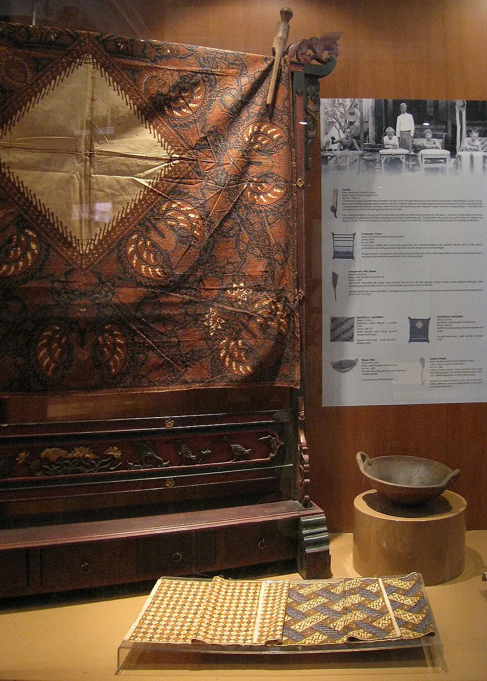 Kain batik Indonesia dipajang dalam kotak kayu