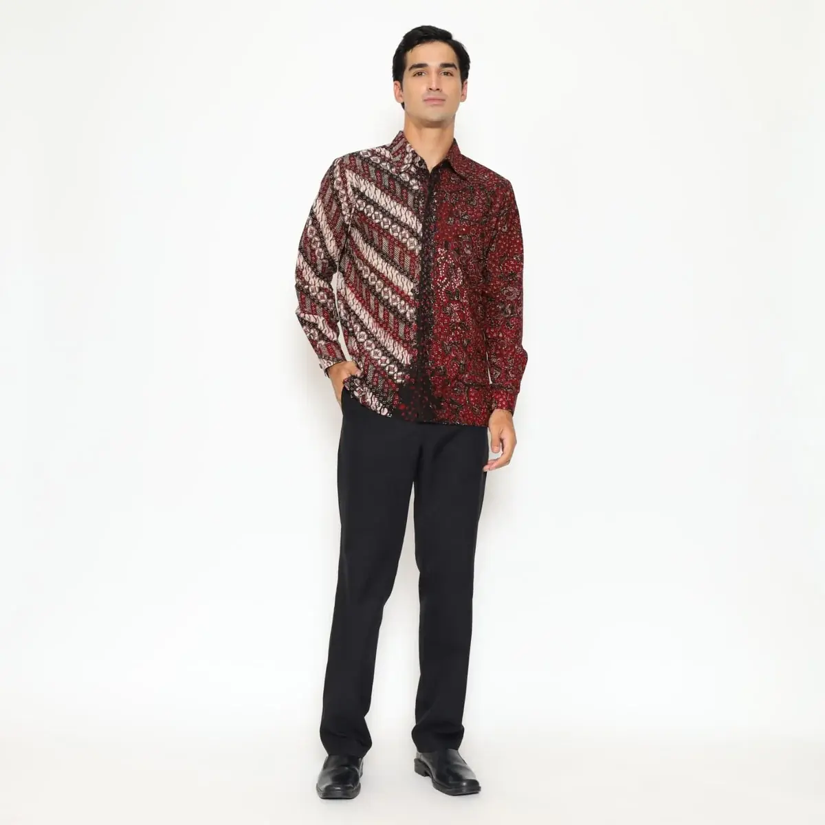 Model mengenakan Kemeja Aruna batik Lasem merah dengan motif diagonal