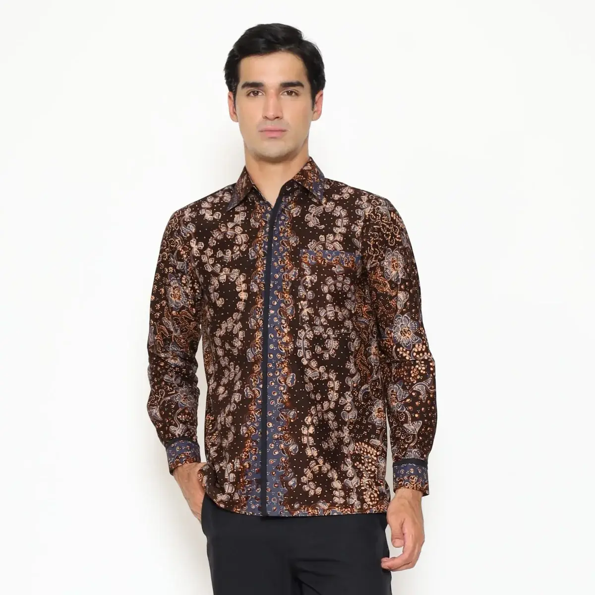 Model mengenakan Kemeja Baskara batik Lasem cokelat dengan trim biru